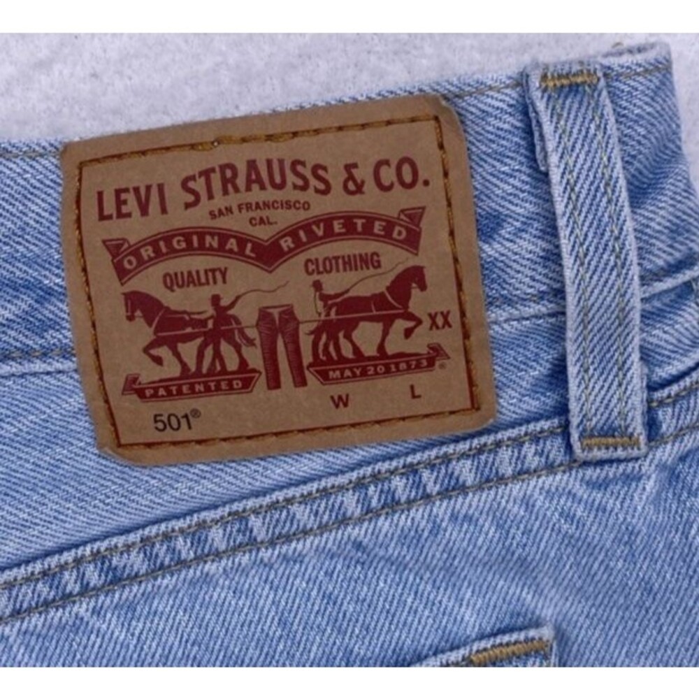 Levi's 501 Women Distressed Cutoff Shorts Light Wash Denim Jeans Button Fly W32 - Picture 12 of 12